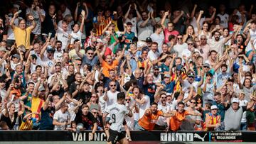 VALENCIA, 16/09/2023.- El delantero del Valencia Hugo Duro celebra el segundo gol del partido de Laliga EA Sports que disputan el Valencia y el Atlético de Madrid, este sábado en el estadio de Mestalla, en Valencia.-EFE/Ana Escobar
