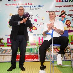 Cristóbal Campos regresa a su ex colegio para dar emotiva charla