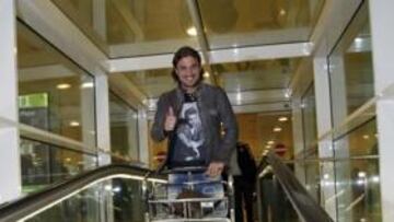 <b>EL OK DEL 'PICHICHI'. </b>Dani Osvaldo, ayer, bajando por las escaleras mecáninas en la Terminal 1.