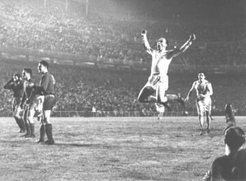 Alfredo Di Stefano celebra un gol en el partido de semifinales de la Copa de Europa frente al Vasas de Budapest. En aquel partido el argentino anotó tres goles  y en uno de ellos celebró con los brazos en alto y las piernas escogidas cuando el fotógrafo Agustín Vega, trabajador del Diario As,  inmortalizó el momento para la historia. 