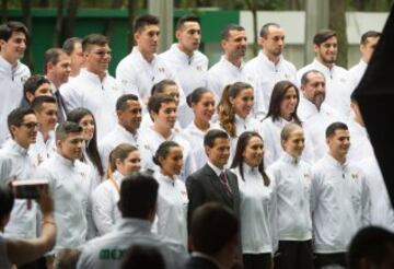 El presidente de México realizó el abanderamiento de los atletas mexicanos que participaran en los Juegos Olímpicos de Rio 2016. La atleta Daniela Campuzano fue la encargada de recibir el lábaro patrio