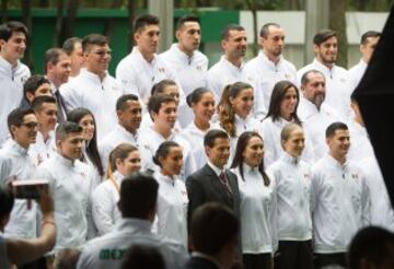 El presidente de México realizó el abanderamiento de los atletas mexicanos que participaran en los Juegos Olímpicos de Rio 2016. La atleta Daniela Campuzano fue la encargada de recibir el lábaro patrio 