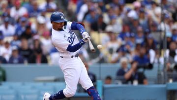 El jugador de Los Angeles Dodgers Mookie Betts batea una bola durante el partido ante los Philadelphia Phillies en el Dodger Stadium.