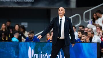 Joan Peñarroya, entrenador del Barcelona, da instrucciones a sus jugadores en la semifinal de la Supercopa Endesa 2024 ante el Real Madrid.