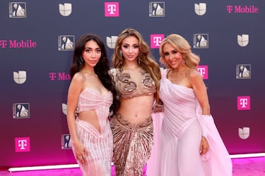 Alisun, Mar Solís y Cristina Salas posan en la alfombra roja de los premios 'Lo Nuestro'.