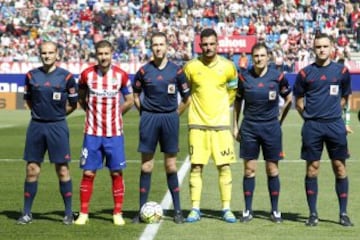 El árbitro González González acompañado por sus asistentes Sánchez Santos y Núñez Fernández, el cuarto árbitro Martínez Santos y los capitanes Gabi y Adán. 