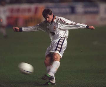 Jug車 con el Real Madrid la temporada 1998 a 1999.