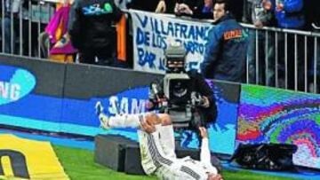 <b>SALTO MORTAL. </b>Sergio Ramos celebra el sexto gol del Real Madrid y el tercero que consigue esta temporada en Liga. Pepe corre tras él.