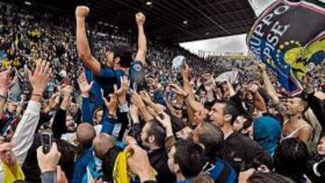 <b>EXPLOSIÓN DE JÚBILO. </b>Los seguidores del Inter de Milán desplazados al Ennio Tardini de Parma llevan en volandas al capitán neroazzurro, Zanetti.
