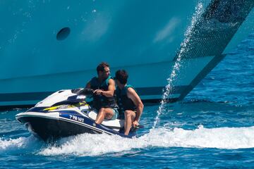 El tenista espa?ol se recupera de su lesi車n abdominal, que le oblig車 a abandonar el Grand Slam brit芍nico, en las aguas de la isla balear a bordo de un barco y rodeado de amigos.