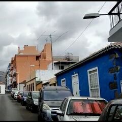 Es increíble: las cenizas que escupe el volcán inundan las calles de La Palma