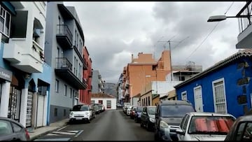 Es increíble: las cenizas que escupe el volcán inundan las calles de La Palma
