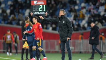 TBILISI, GEORGIA - MARCH 28: Luis Enrique, Head Coach of Spain gives team instructions during the FIFA World Cup 2022 Qatar qualifying match between Georgia and Spain at the Boris Paichadze Dinamo Arena on March 28, 2021 in Tbilisi, Georgia. 30% of the st