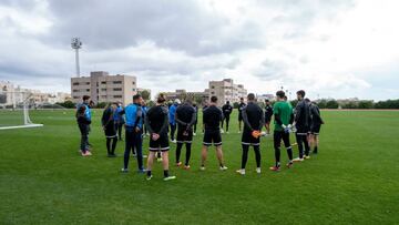 J&eacute;mez da instrucciones a su plantilla, en corrillo.