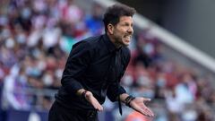 Simeone gesticula durante el partido contra el Athletic.