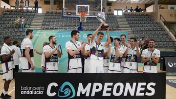Los jugadores del Unicaja con la Copa de Andalucía.