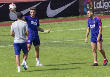 Simeone mantuvo una larga charla con Saúl y Koke.