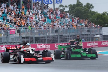 Durante el Gran Premio de Miami 2025, los 20 pilotos de F車rmula 1 desfilaron en r谷plicas a tama?o real de sus monoplazas, construidas con aproximadamente 400.000 piezas de LEGO cada una. Estas versiones el谷ctricas, con neum芍ticos Pirelli reales, alcanzaban hasta 20 km/h y fueron creadas en colaboraci車n con LEGO. El desfile reemplaz車 al tradicional cami車n de presentaci車n, ofreciendo una experiencia m芍s creativa, que gener車 entusiasmo tanto en la pista como entre los espectadores. La iniciativa busca acercar el espect芍culo de la F1 a los fans.