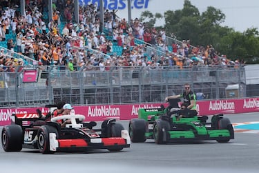 Durante el Gran Premio de Miami 2025, los 20 pilotos de Fórmula 1 desfilaron en réplicas a tamaño real de sus monoplazas, construidas con aproximadamente 400.000 piezas de LEGO cada una. Estas versiones eléctricas, con neumáticos Pirelli reales, alcanzaban hasta 20 km/h y fueron creadas en colaboración con LEGO. El desfile reemplazó al tradicional camión de presentación, ofreciendo una experiencia más creativa, que generó entusiasmo tanto en la pista como entre los espectadores. La iniciativa busca acercar el espectáculo de la F1 a los fans.