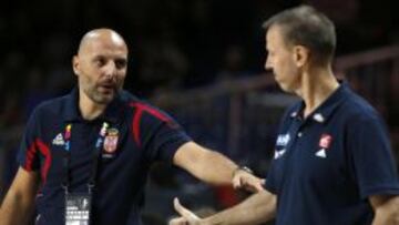 Sasha Djordjevic saluda a Vincent Collet antes del inicio de la semifinal entre Serbia y Francia. El mejor partido del Mundial.