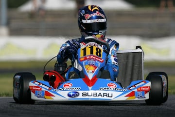 Sainz sigui logrando importantes resultados en krting: campen del Asa-Pacfico y subcampen de Espa?a de KF3 en 2008, y campen de la Mnaco Kart Cup Junior y subcampen de Europa de KF3 el siguiente a?o. Todo eso le vali para entrar en el equipo de jvenes de Red Bull.