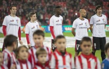 Athletic-Córdoba. Los jugadores antes del encuentro con camisetas con el hashtag #futbolsinviolencia