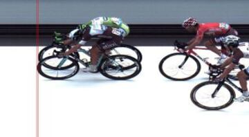 Foto finish de Matteo Trentin y Peter Sagan entrando en meta.