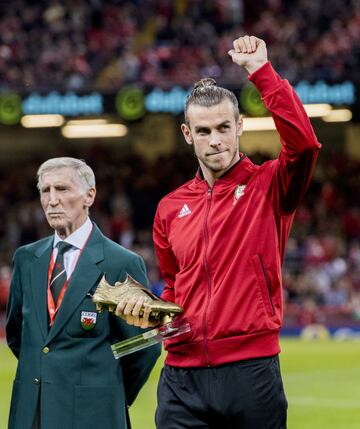 Gareth Bale recibió el trofeo de máximo goleador de la historia de Gales.
