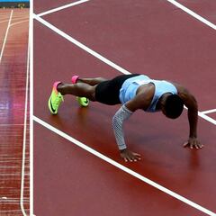 Makwala corre solo, se mete en semis y después, flexiones