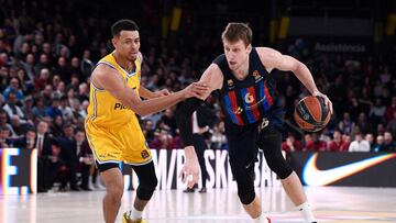 Barcelona's Czech pivot Jan Vesely (R) fights for the ball with Maccabi Tel Aviv's US player Wade Baldwin IV during the Euroleague basketball match between FC Barcelona and Maccabi Tel Aviv BC at the Palau Blaugrana arena in Barcelona, on January 31, 2023. (Photo by Josep LAGO / AFP)