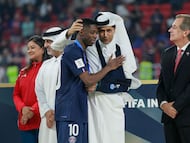 Paris Saint-Germain's French forward #10 Ousmane Dembele is congratulated by Paris Saint Germain's Qatari president Nasser al-Khelaifi after winning the 2025 FIFA Intercontinental Cup final football match between Paris Saint-Germain (PSG) and CR Flamengo at the Ahmad bin Ali Stadium in Al-Rayyan on the outskirts of Doha on December 17, 2025. (Photo by Karim JAAFAR / AFP)