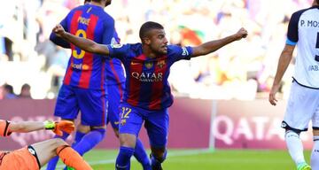 Rafinha celebrates scoring against Depor.