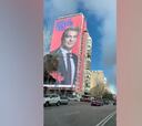 Laporta cuelga una pancarta gigante a escasos metros del Santiago Bernabéu