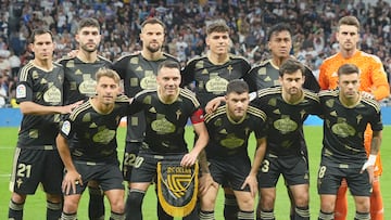 La formación inicial del Celta posa en los prolegómenos del partido contra el Real Madrid en el Santiago Bernabéu.