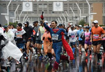 Es una carrera relativamente nueva y es el último de los seis maratones que se la unido a los World Marathon Majors (WMM), un circuito de seis maratones que establece un ranking bianual cuyo ganador (hombres y mujeres) recibe la nada desdeñable cifra de un millón de dólares. Comenzó en 2007 y es llana (hay una diferencia de apenas 129 metros entre el punto más alto y el más bajo) y atractiva para los corredores de elite. También es muy popular. Antes de la pandemia la media era recibir unas 300.000 solicitudes para la carrera, que tiene un cupo de 36.000 (la mayoría se eligen por lotería). Más de un millón y medio de espectadores se acercan cada año. Una curiosidad es que la edad mínima es de 19 años, a diferencia de los 18 que piden en el resto de carreras. Se trata del único maratón del planeta donde uno se puede cruzar con atletas vestidos de Power Ranger, Doraemon o cualquier personaje de ‘Manga’. Un día antes se celebra la Carrera Internacional de la Amistad, pensada para los acompañantes de los maratonianos. 