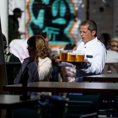 Surrealista oferta de trabajo: “Busco alguien que no eche cerveza en la cabeza de una vieja”