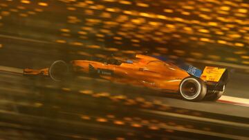 Fernando Alonso con el McLaren en Bahréin.