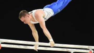 El ucraniano Oleg Verniaiev en el ejercicio de paralelas que le dio la medalla de oro en los Europeos. 