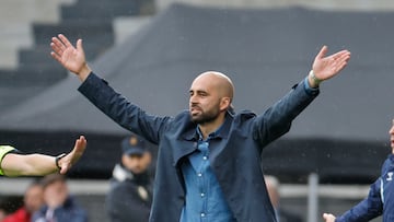 Claudio Giráldez, entrenador del Celta, durante el partido de la jornada 35 de LaLiga EA Sports contra el Sevilla, disputado este sábado en el Estadio Abanca-Balaídos en Vigo.