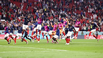 La selección francesa celebra la victoria y la clasificación para la final del Mundial.