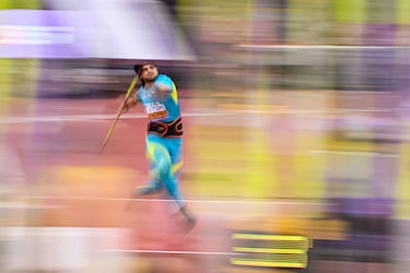 El atleta indio Neeraj Chopra compite en la final de lanzamiento de jabalina masculina durante el Campeonato Mundial de Atletismo en Tokio.