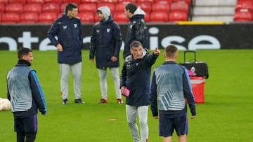 Mendilibar da indicaciones a sus hombres sobre el c¨¦sped de Old Trafford, ayer.