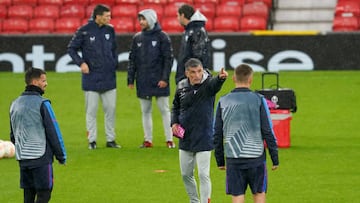 Mendilibar da indicaciones a sus hombres sobre el césped de Old Trafford, ayer.