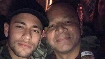 El futbolista brasileño Neymar con su padre, Neymar Santos Sr.