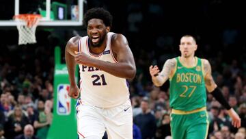 Joel Embiid celebra una acci&oacute;n en el partido ante Boston Celtics.