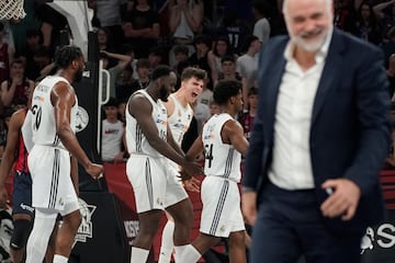 Los jugadores del Real Madrid celebran una canasta mientras Pablo Laso lo lamenta.