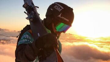 El esquiador de Les (Val d'Aran, España), Aymar Navarro, equipado con su casco con las pegatinas de RSM y Atomic, cargando con sus esquís durante la subida a la cara del Hakuba Valley por la que tuvo lugar la primera parada del Freeride
