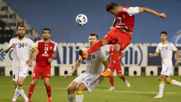 Persepolis&#039; forward Issa Alekasir (R) heads the ball during the AFC Champions League quarter-finals match between Iran&#039;s Persepolis and Uzbekistan&#039;s Pakhtakor on September 30, 2020, at the Jassim Bin Hamad Stadium in the Qatari capital Doha