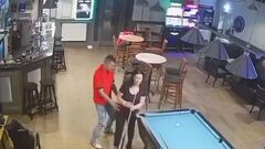 Una pareja está jugando al billar cuando un hombre toca el trasero a una mujer: el desenlace es sobrecogedor
