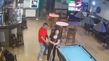 Una pareja está jugando al billar cuando un hombre toca el trasero a una mujer: el desenlace es sobrecogedor